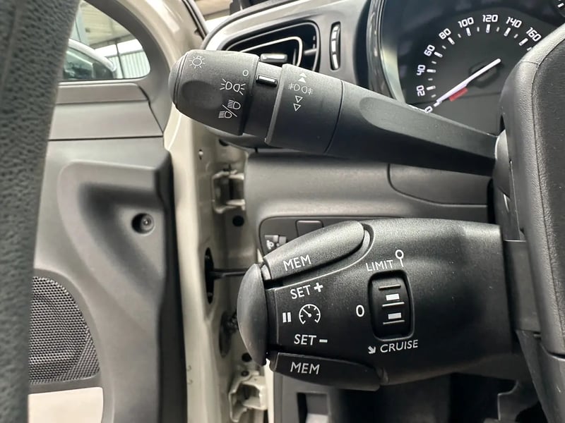 Photo de la voiture CITROEN C3 PureTech 83 S&S BVM5 Feel Pack