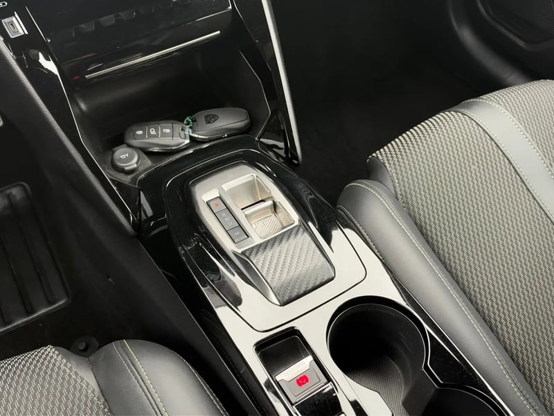 Photo de la voiture PEUGEOT 208 Hybrid 100 e-DCS6 GT