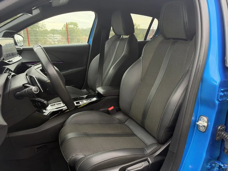 Photo de la voiture PEUGEOT 208 Hybrid 100 e-DCS6 GT