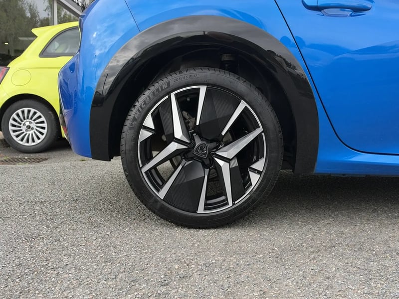 Photo de la voiture PEUGEOT 208 Hybrid 100 e-DCS6 GT