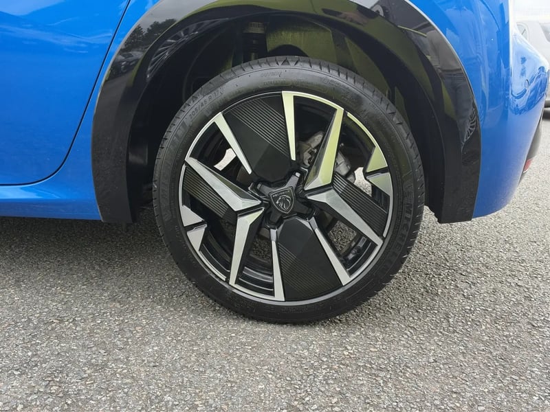 Photo de la voiture PEUGEOT 208 Hybrid 100 e-DCS6 GT
