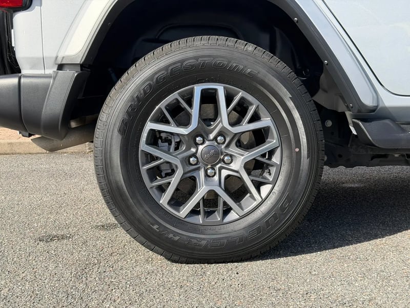 Photo de la voiture JEEP WRANGLER Unlimited 4xe 2.0 l T 380 ch PHEV 4x4 BVA8 Sahara