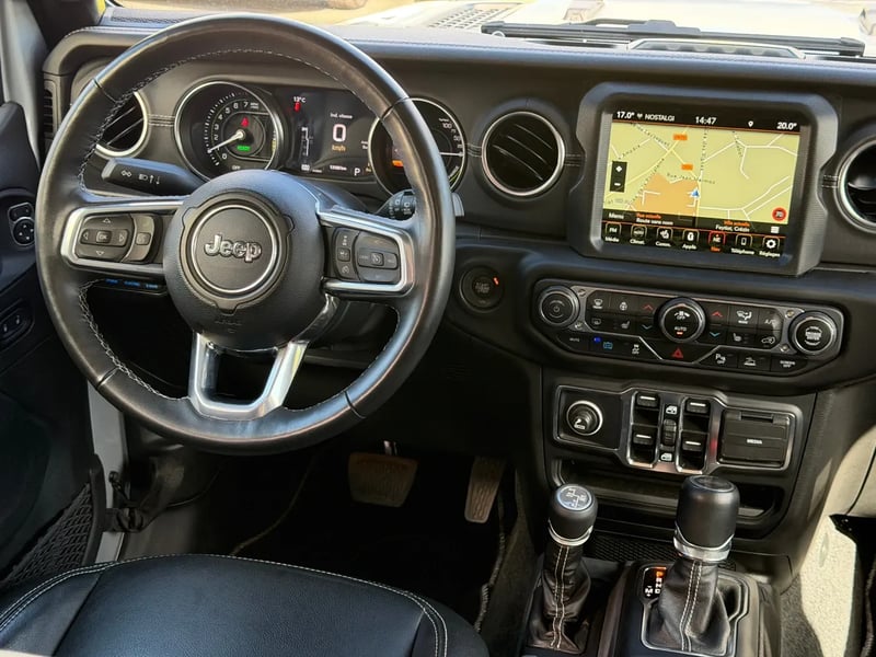 Photo de la voiture JEEP WRANGLER Unlimited 4xe 2.0 l T 380 ch PHEV 4x4 BVA8 Sahara