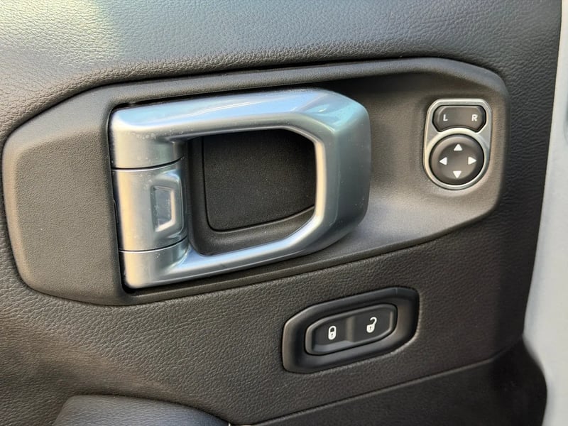 Photo de la voiture JEEP WRANGLER Unlimited 4xe 2.0 l T 380 ch PHEV 4x4 BVA8 Sahara