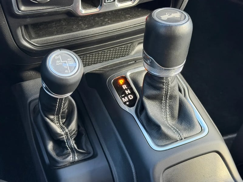 Photo de la voiture JEEP WRANGLER Unlimited 4xe 2.0 l T 380 ch PHEV 4x4 BVA8 Sahara