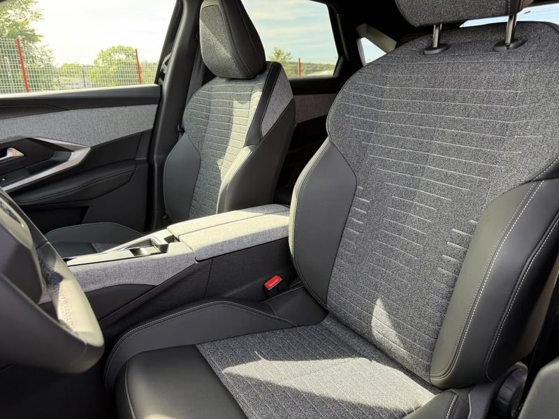 Photo de la voiture PEUGEOT 3008 Hybrid 145 e-DCS6 Allure Business