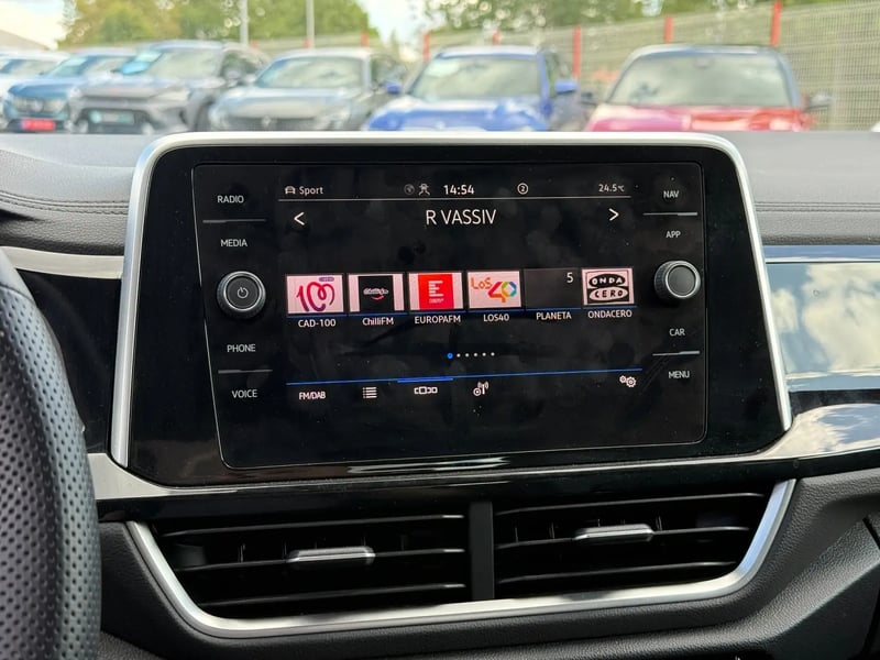 Photo de la voiture VOLKSWAGEN T-ROC 1.5 TSI EVO2 150 Start/Stop DSG7 R-Line