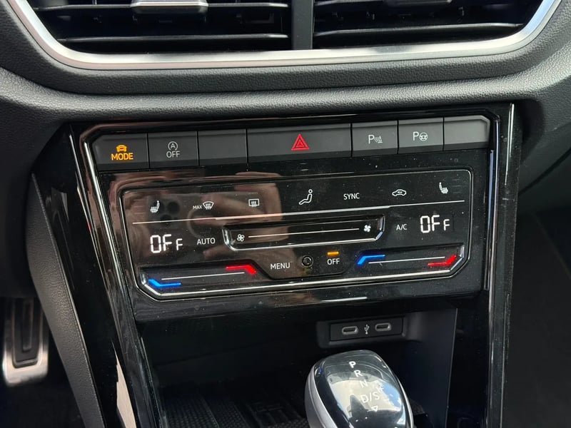 Photo de la voiture VOLKSWAGEN T-ROC 1.5 TSI EVO2 150 Start/Stop DSG7 R-Line