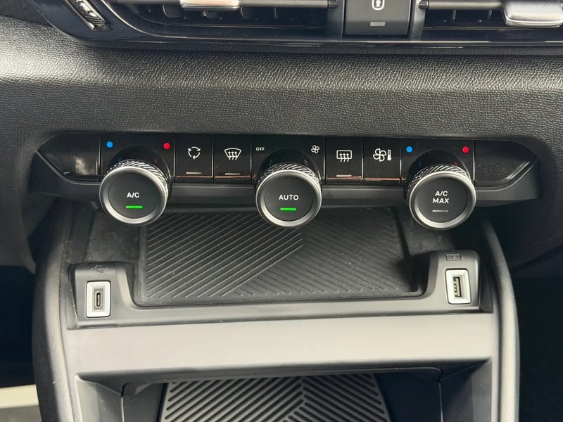 Photo de la voiture CITROEN C4 PureTech 130 S&S EAT8 Shine