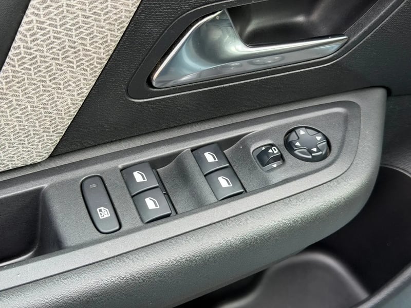 Photo de la voiture CITROEN C4 PureTech 130 S&S EAT8 Shine