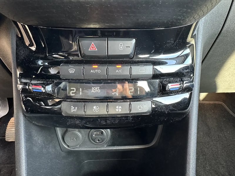 Photo de la voiture PEUGEOT 208 1.2 PureTech 82ch BVM5 Allure