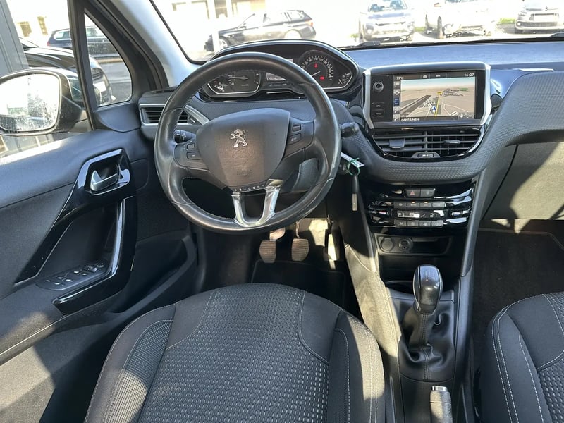 Photo de la voiture PEUGEOT 208 1.2 PureTech 82ch BVM5 Allure