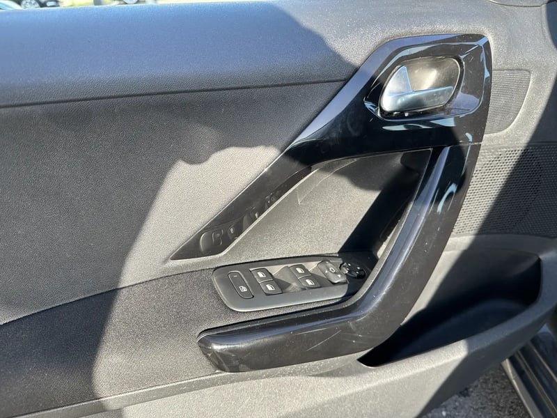 Photo de la voiture PEUGEOT 208 1.2 PureTech 82ch BVM5 Allure
