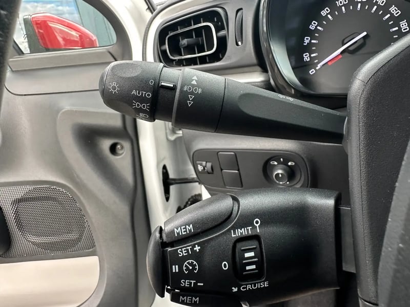 Photo de la voiture CITROEN C3 PureTech 83 S&S BVM5 Shine