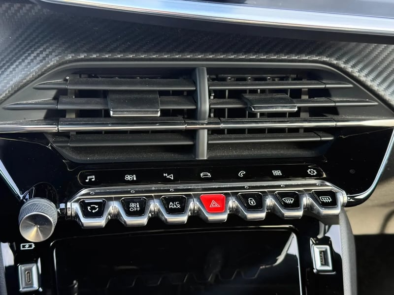 Photo de la voiture PEUGEOT 208 PureTech 100 S&S EAT8 GT Line