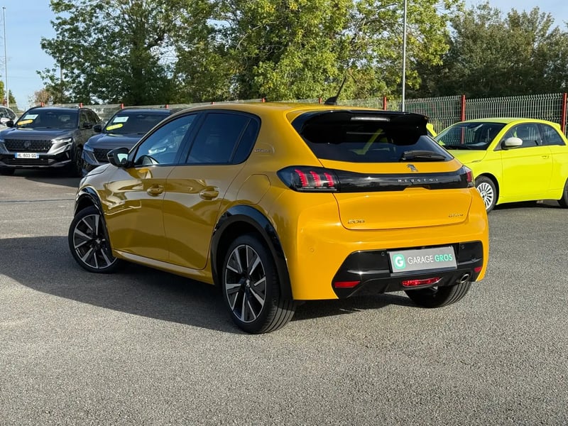 Photo de la voiture PEUGEOT 208 PureTech 100 S&S EAT8 GT Line