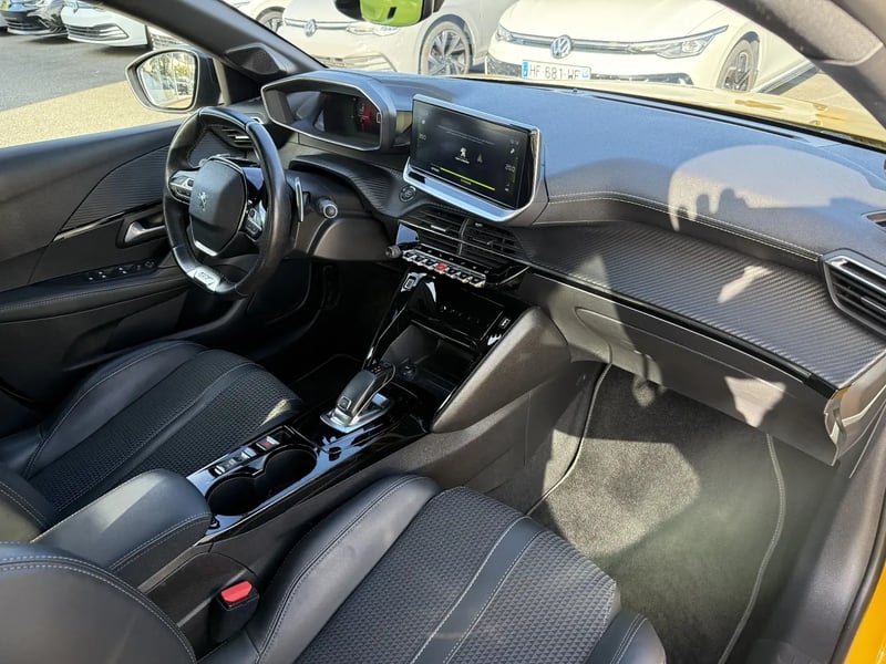Photo de la voiture PEUGEOT 208 PureTech 100 S&S EAT8 GT Line