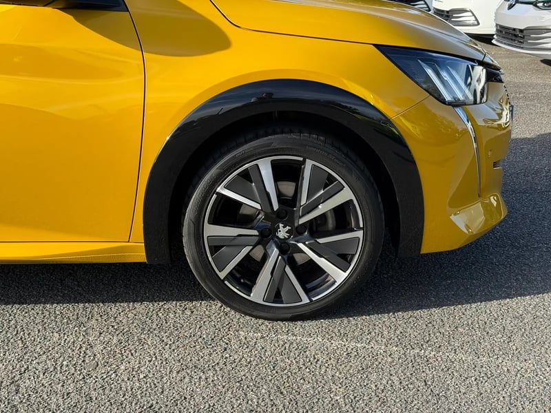 Photo de la voiture PEUGEOT 208 PureTech 100 S&S EAT8 GT Line