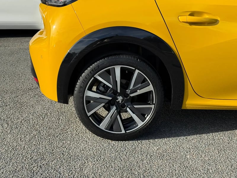 Photo de la voiture PEUGEOT 208 PureTech 100 S&S EAT8 GT Line