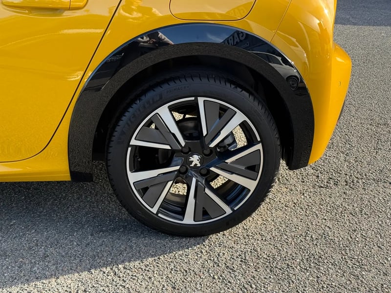 Photo de la voiture PEUGEOT 208 PureTech 100 S&S EAT8 GT Line