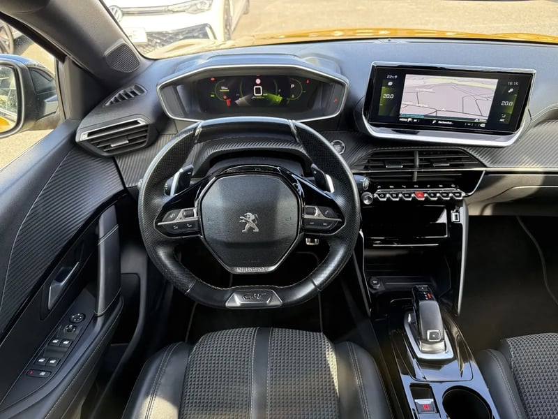 Photo de la voiture PEUGEOT 208 PureTech 100 S&S EAT8 GT Line