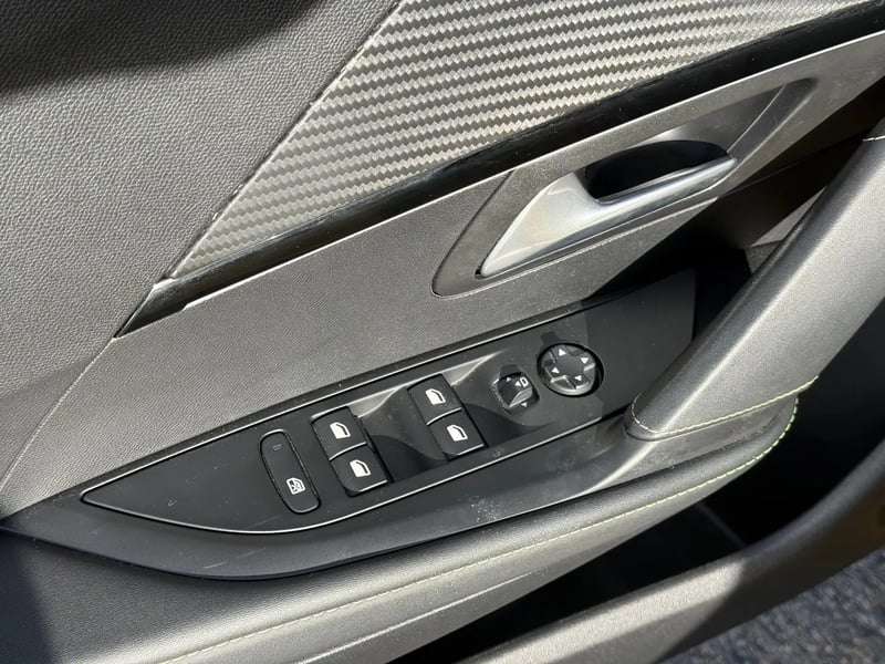 Photo de la voiture PEUGEOT 208 PureTech 100 S&S EAT8 GT Line