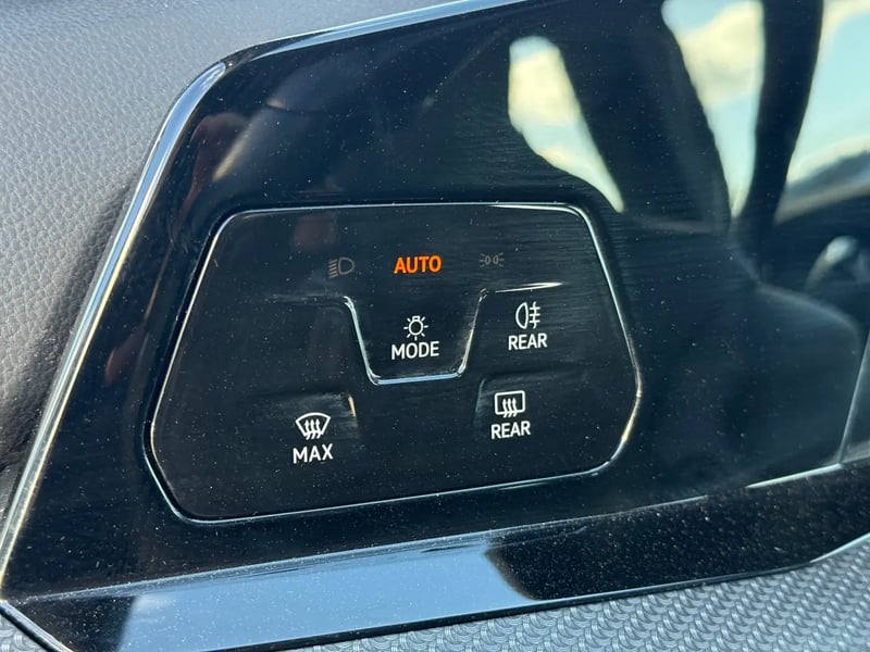 Photo de la voiture VOLKSWAGEN GOLF 1.5 eTSI OPF 130 DSG7 R-Line