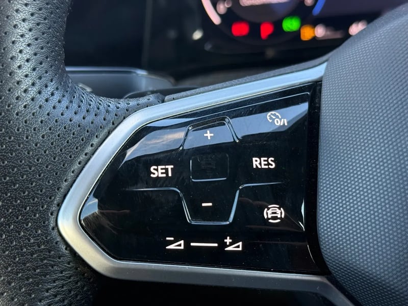 Photo de la voiture VOLKSWAGEN GOLF 1.5 eTSI OPF 130 DSG7 R-Line
