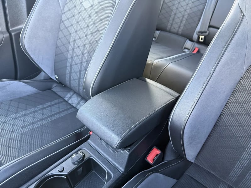 Photo de la voiture VOLKSWAGEN GOLF 1.5 eTSI OPF 130 DSG7 R-Line