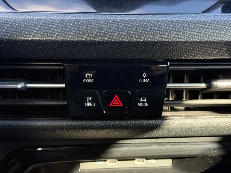 Photo de la voiture VOLKSWAGEN GOLF 1.5 eTSI OPF 130 DSG7 R-Line