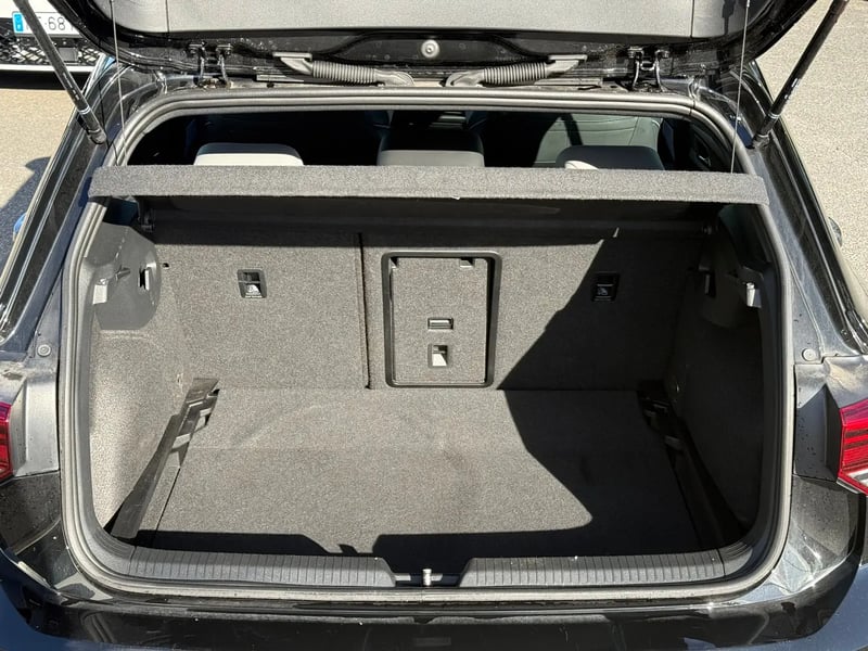 Photo de la voiture VOLKSWAGEN GOLF 1.5 eTSI OPF 130 DSG7 R-Line