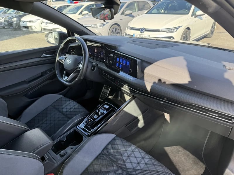 Photo de la voiture VOLKSWAGEN GOLF 1.5 eTSI OPF 130 DSG7 R-Line