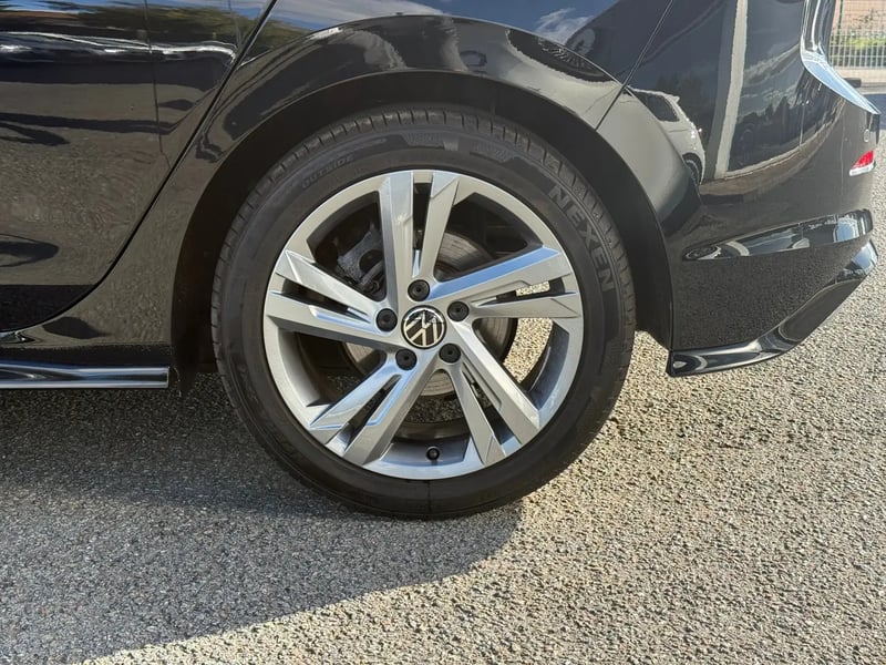 Photo de la voiture VOLKSWAGEN GOLF 1.5 eTSI OPF 130 DSG7 R-Line