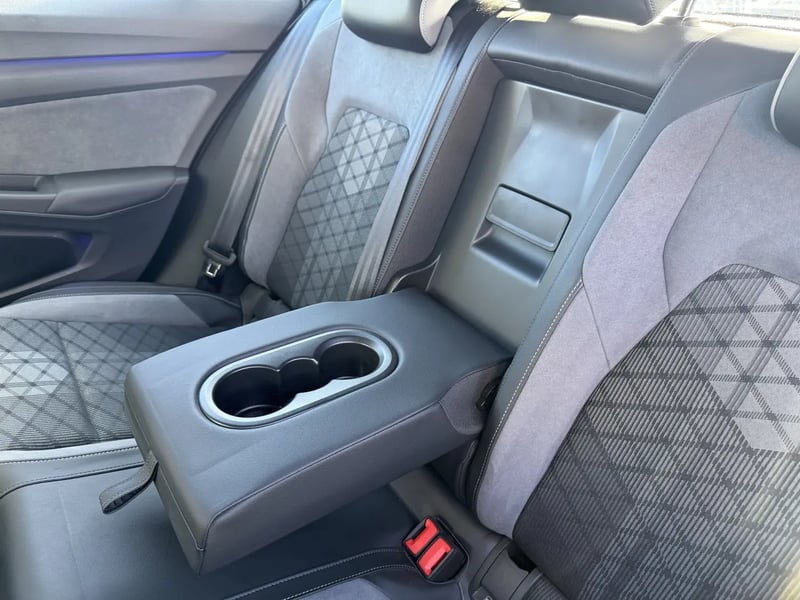 Photo de la voiture VOLKSWAGEN GOLF 1.5 eTSI OPF 130 DSG7 R-Line