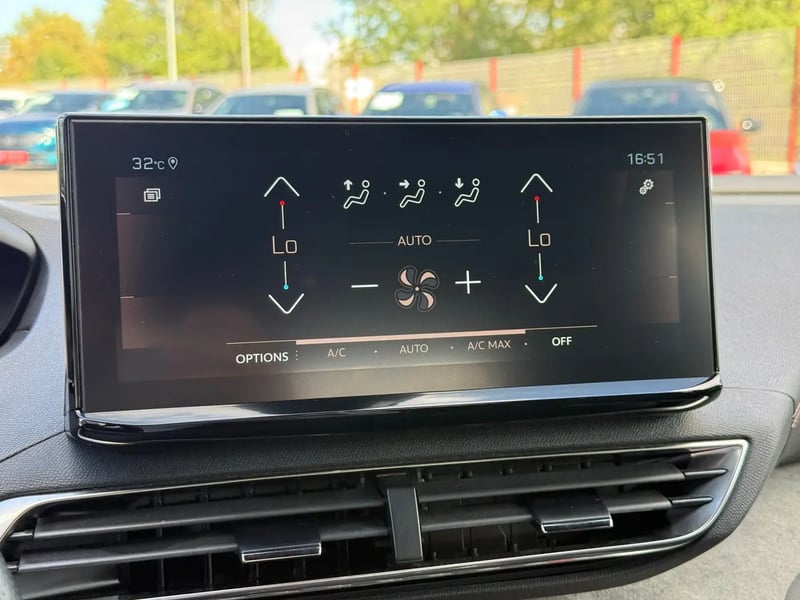 Photo de la voiture PEUGEOT 3008 PureTech 130ch S&S BVM6 GT