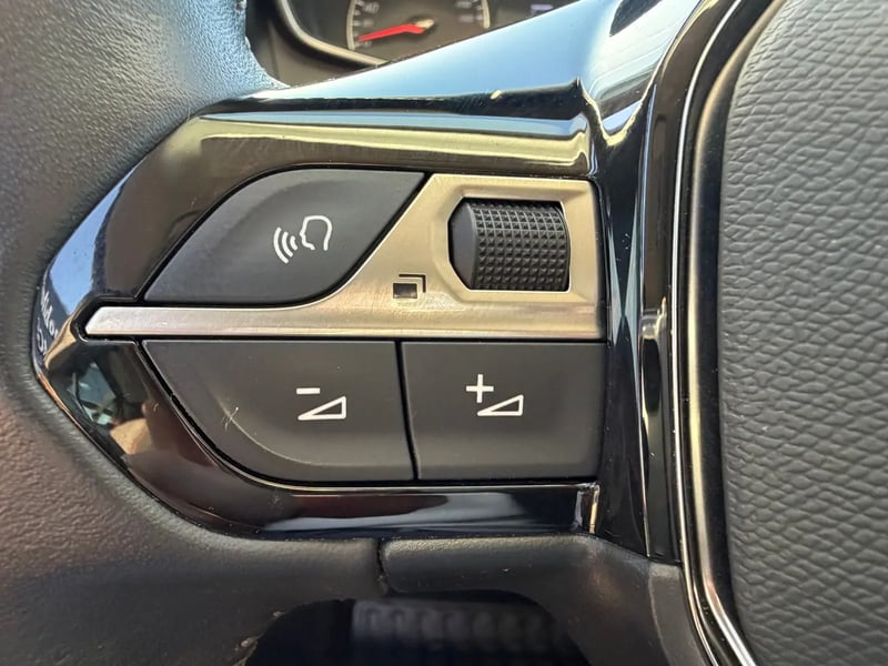 Photo de la voiture PEUGEOT 2008 PureTech 100 S&S BVM6 Active