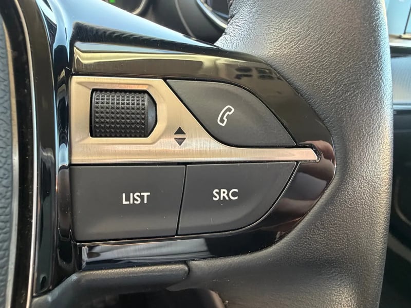 Photo de la voiture PEUGEOT 2008 PureTech 100 S&S BVM6 Active