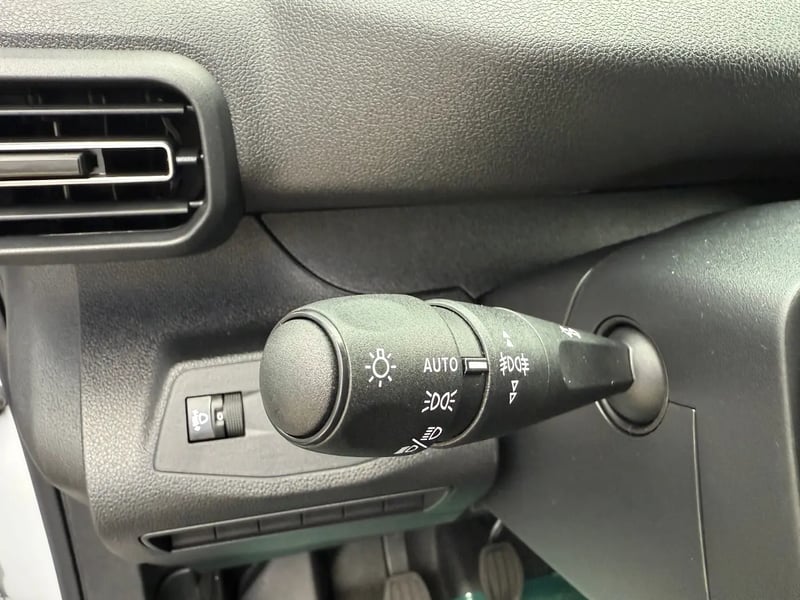Photo de la voiture PEUGEOT PARTNER FOURGON FGN DIESEL 100 CH M MANUELLE