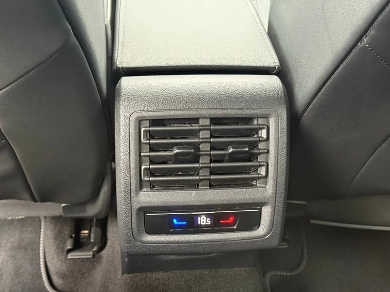 Photo de la voiture VOLKSWAGEN GOLF 1.5 eTSI OPF 150 DSG7 R-Line
