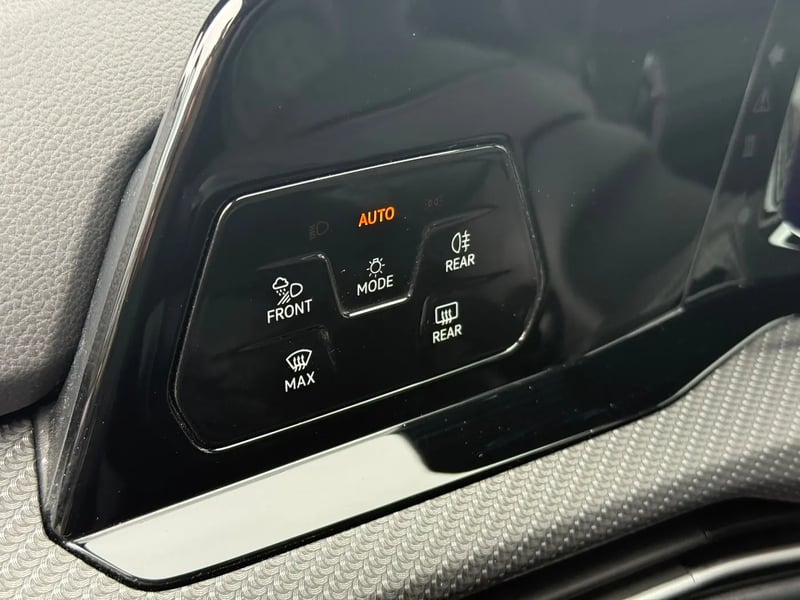 Photo de la voiture VOLKSWAGEN GOLF 1.5 eTSI OPF 150 DSG7 R-Line