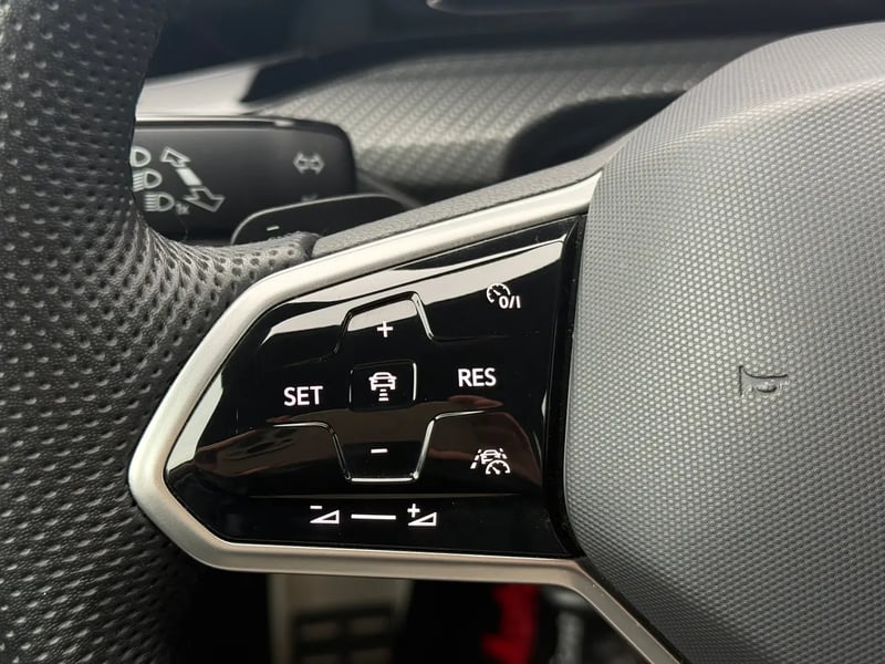 Photo de la voiture VOLKSWAGEN GOLF 1.5 eTSI OPF 150 DSG7 R-Line