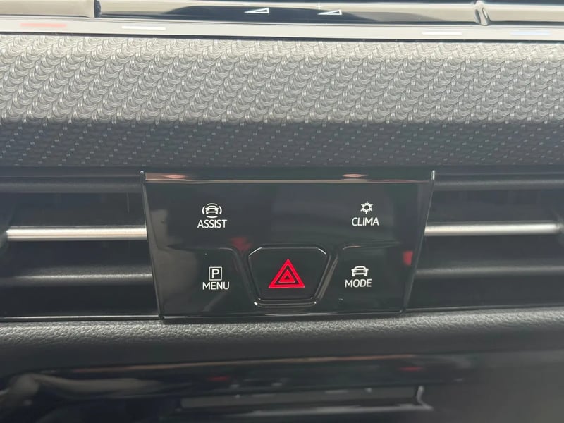 Photo de la voiture VOLKSWAGEN GOLF 1.5 eTSI OPF 150 DSG7 R-Line