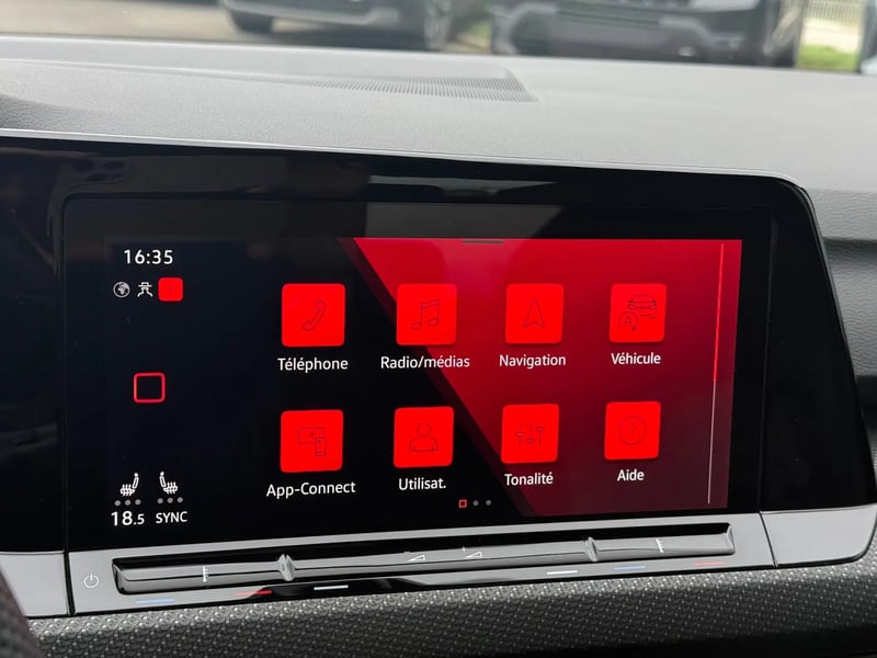Photo de la voiture VOLKSWAGEN GOLF 1.5 eTSI OPF 150 DSG7 R-Line