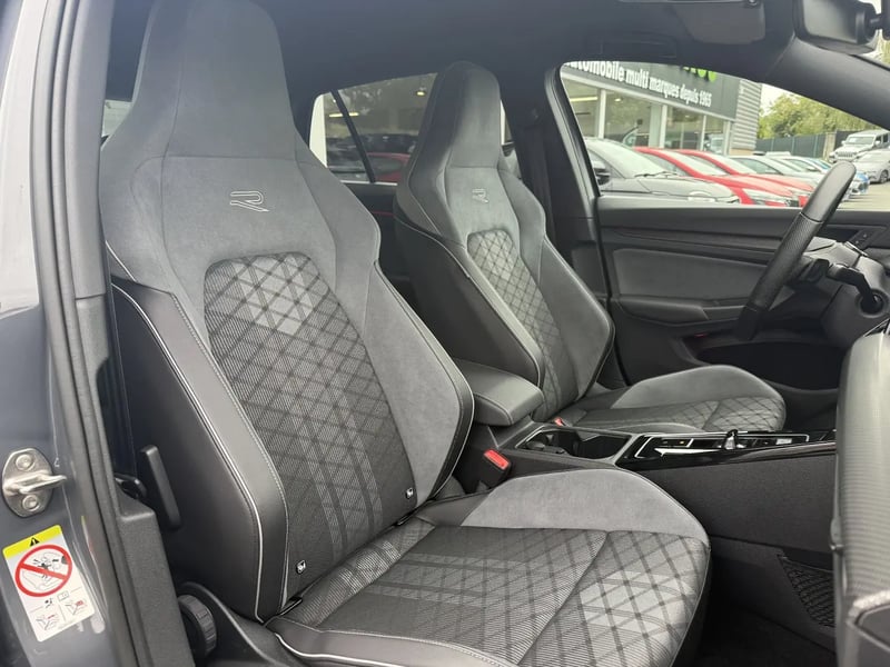 Photo de la voiture VOLKSWAGEN GOLF 1.5 eTSI OPF 150 DSG7 R-Line
