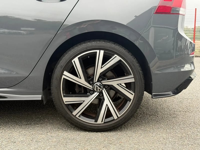 Photo de la voiture VOLKSWAGEN GOLF 1.5 eTSI OPF 150 DSG7 R-Line