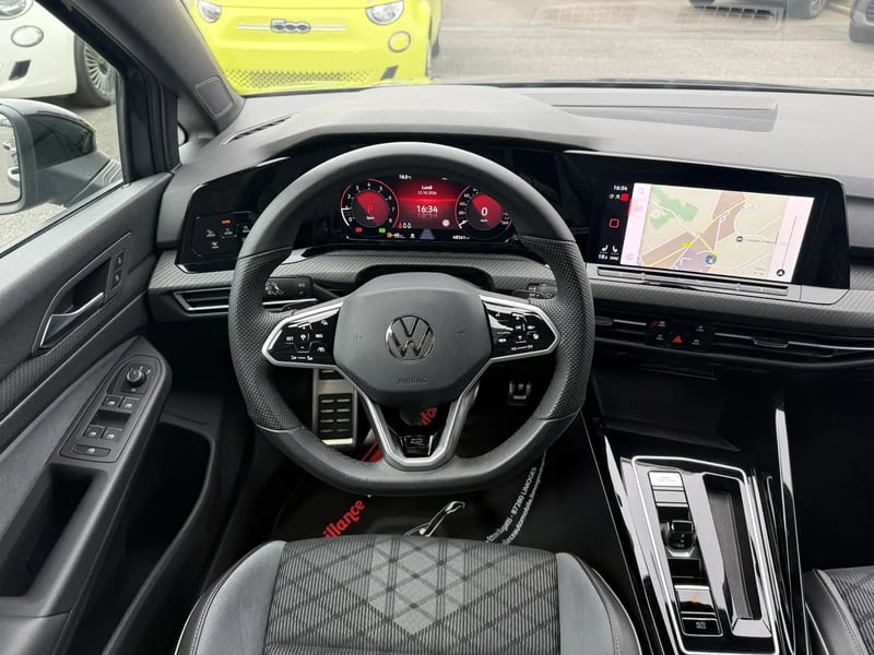 Photo de la voiture VOLKSWAGEN GOLF 1.5 eTSI OPF 150 DSG7 R-Line