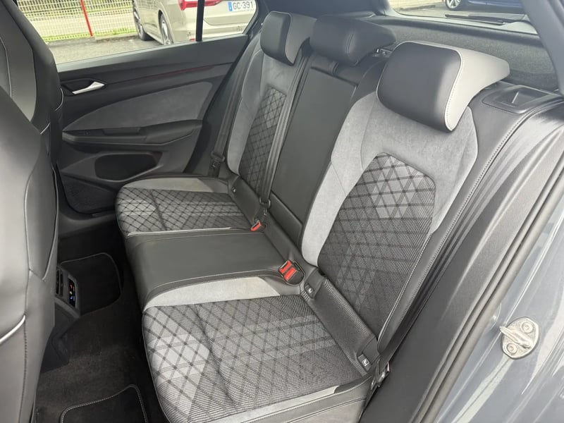 Photo de la voiture VOLKSWAGEN GOLF 1.5 eTSI OPF 150 DSG7 R-Line