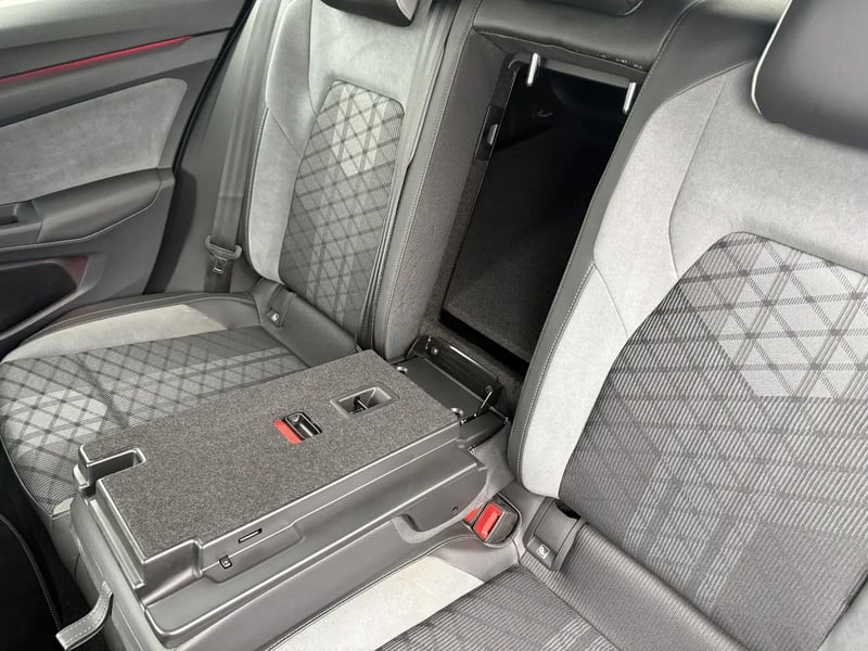 Photo de la voiture VOLKSWAGEN GOLF 1.5 eTSI OPF 150 DSG7 R-Line