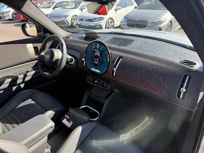 Photo de la voiture MINI COUNTRYMAN U25 170 ch DKG7 C JCW Finition