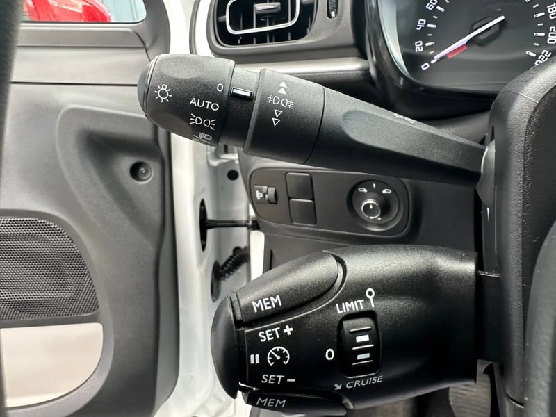 Photo de la voiture CITROEN C3 PureTech 83 S&S BVM5 Shine